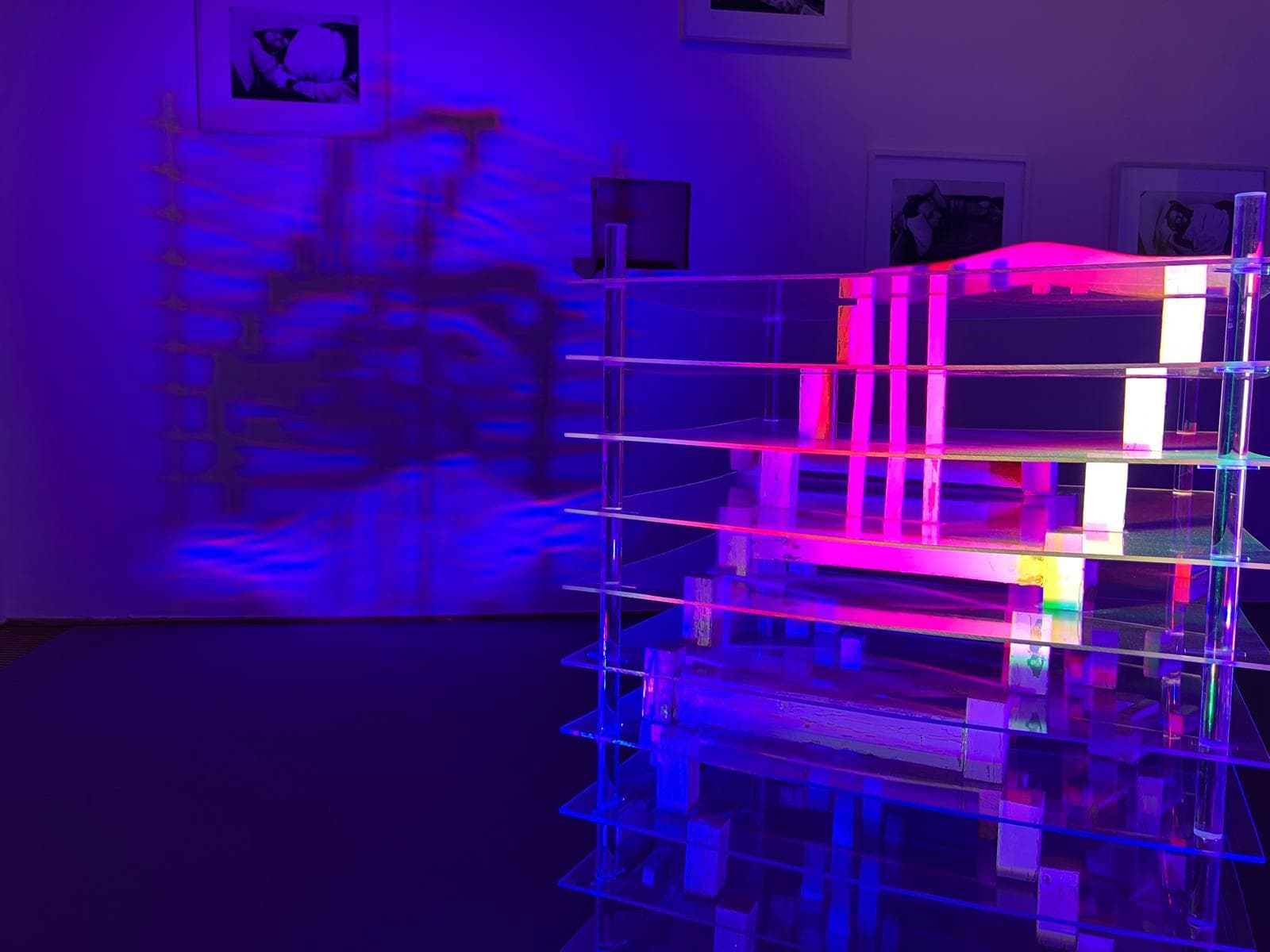 Schmuck Installation in UV-Licht