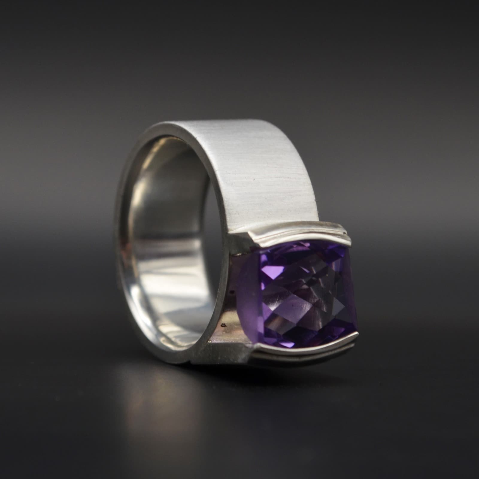 Ring mit Amethyst — Vorderansicht