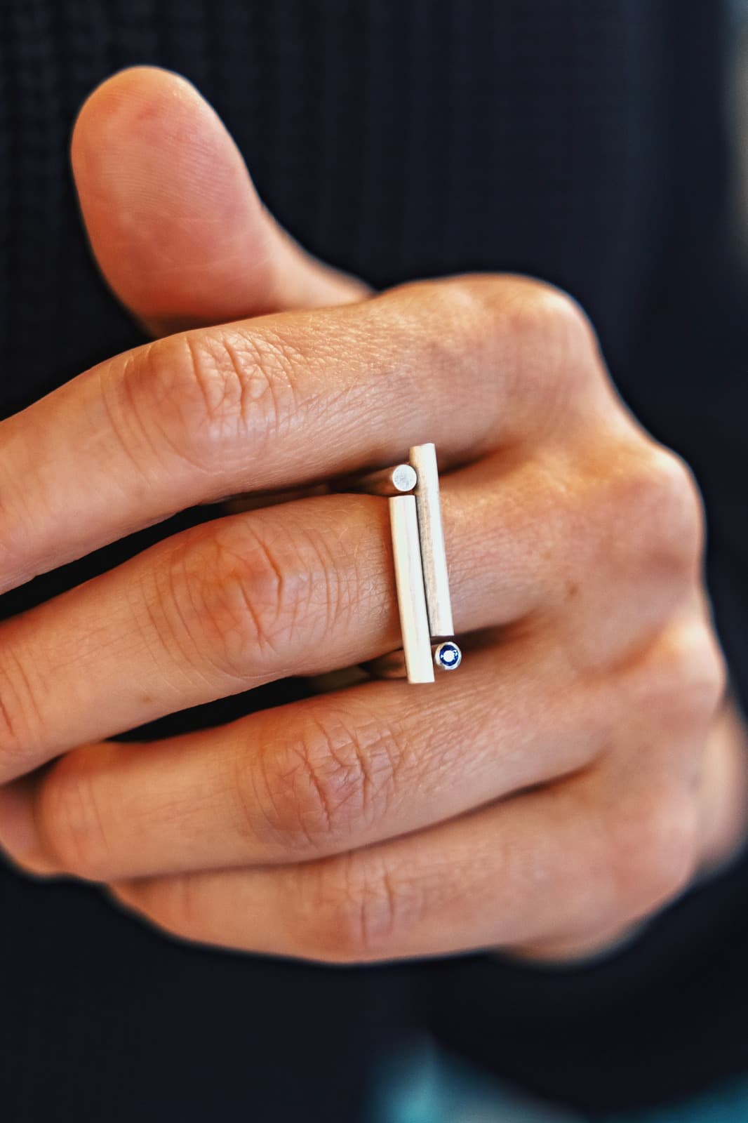 Hand mit Stäbchen-Ring