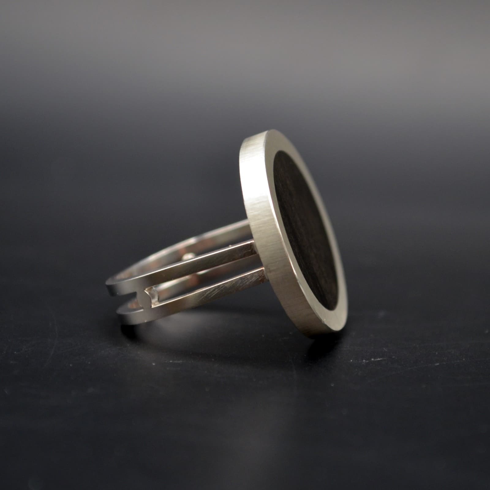 Ring mit schwarzem Kreis