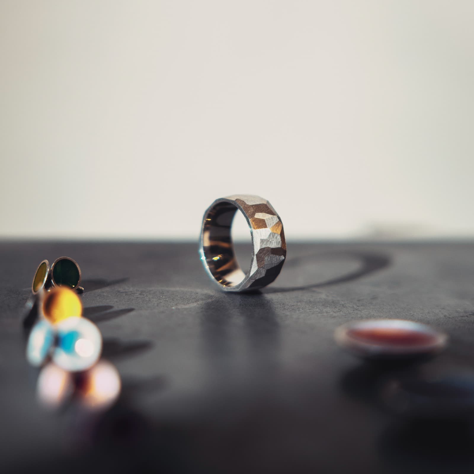 Facettierter Ring mit farbigen Objekten